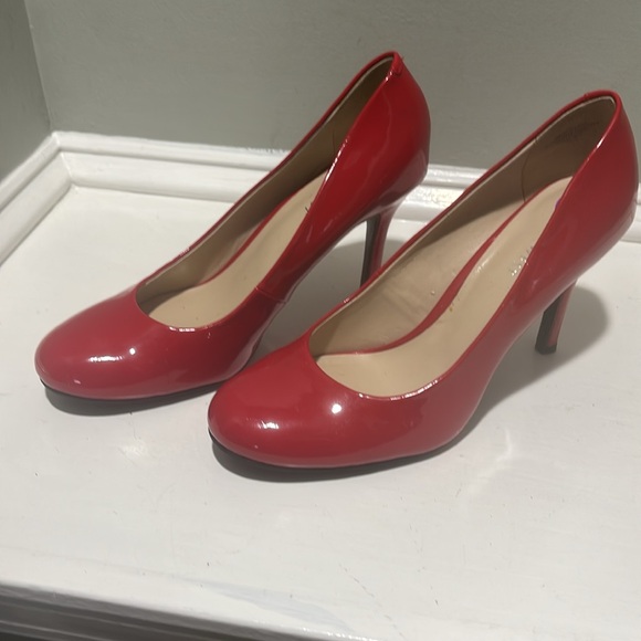 Nine West Red Roundtoe Patent Leather Pumps-size 8.5 - Picture 3 of 9